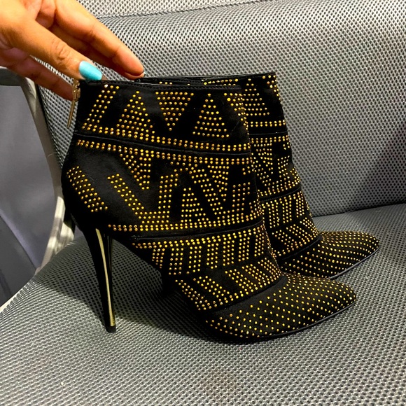 Thalia Sodi gold detail black angle boots. - Picture 4 of 13